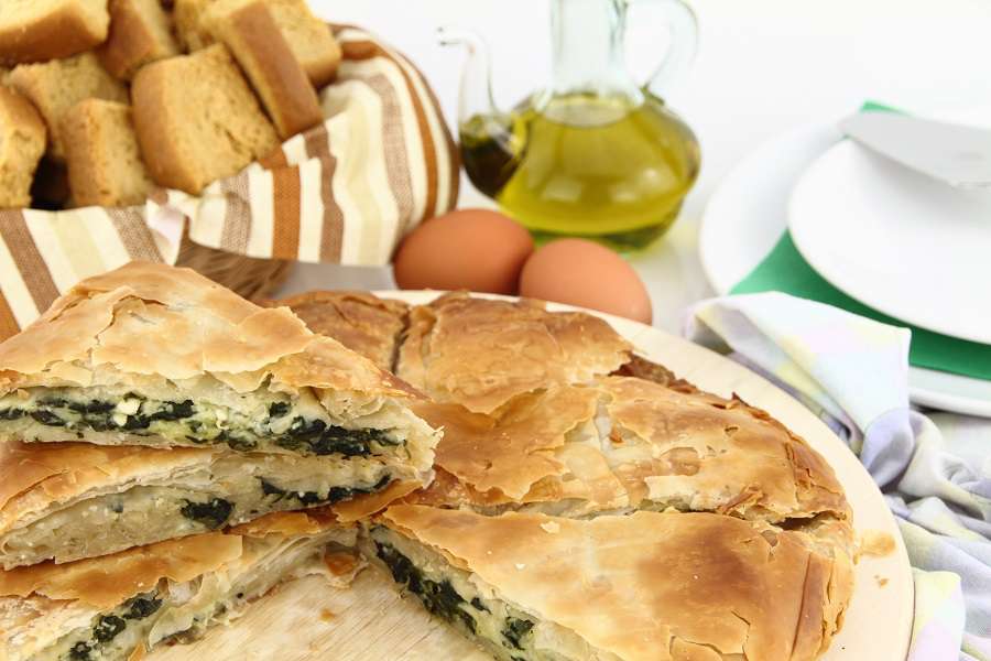 2.-Homemade-puff-spinach-pie-with-filo-pastry-shutterstock_77998489